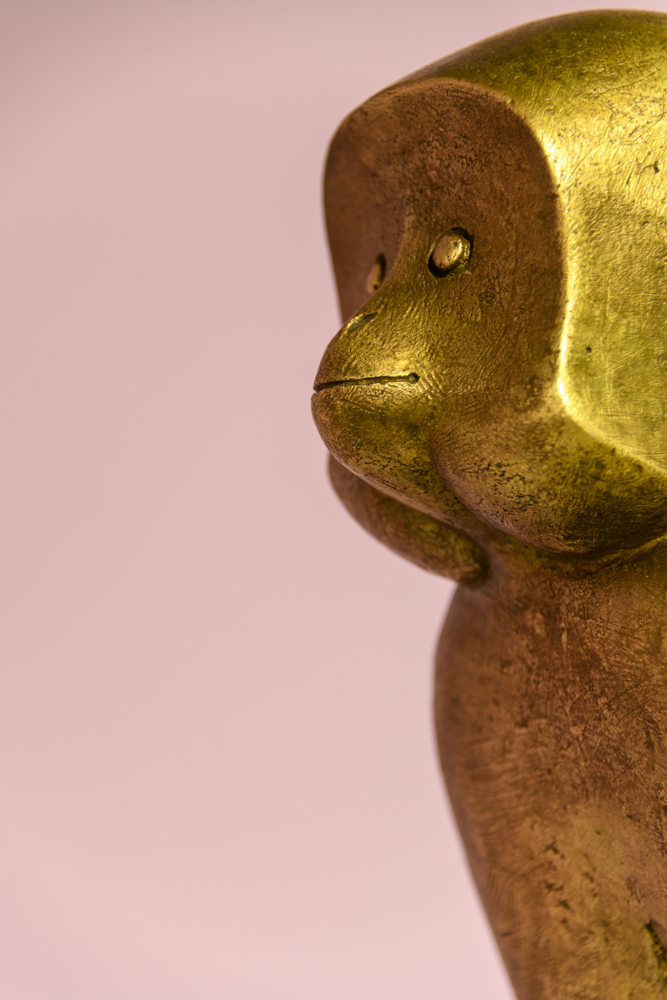 Détail de Singe attentif II de François-Xavier Lalanne, 1999, bronze doré 
